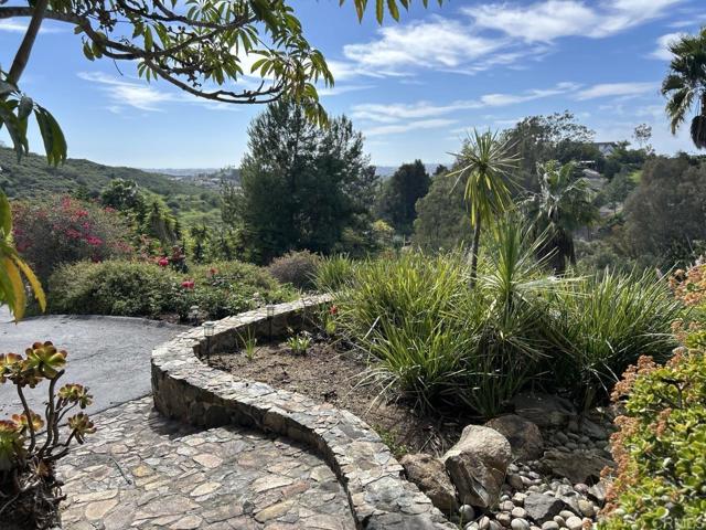 Detail Gallery Image 11 of 16 For 1330 Sugarbush Dr, Vista,  CA 92084 - 4 Beds | 3 Baths