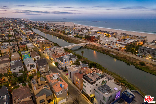4115 Roma Court, Marina del Rey CA: https://media.crmls.org/mediaz/10285f74-eed8-468b-8f08-890752e57f84.jpg