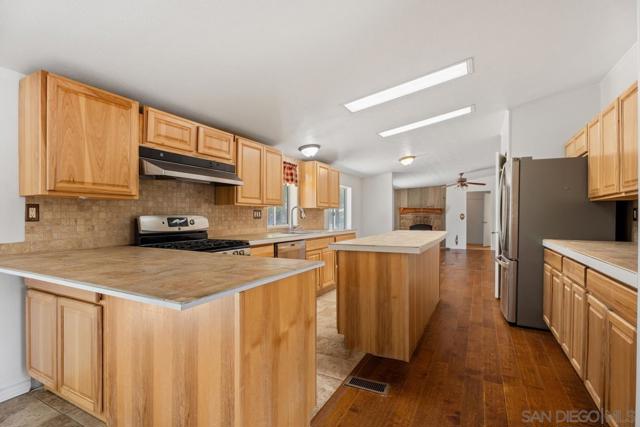 3511 Lakeview Dr, Julian CA: https://media.crmls.org/mediaz/10286155-1317-44b8-a037-b6eaa4cd4b9d.jpg
