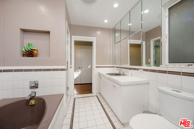 723 N Sierra Drive, Beverly Hills CA: https://media.crmls.org/mediaz/1028bb76-ef08-4c1c-9c88-6e308e94cf31.jpg