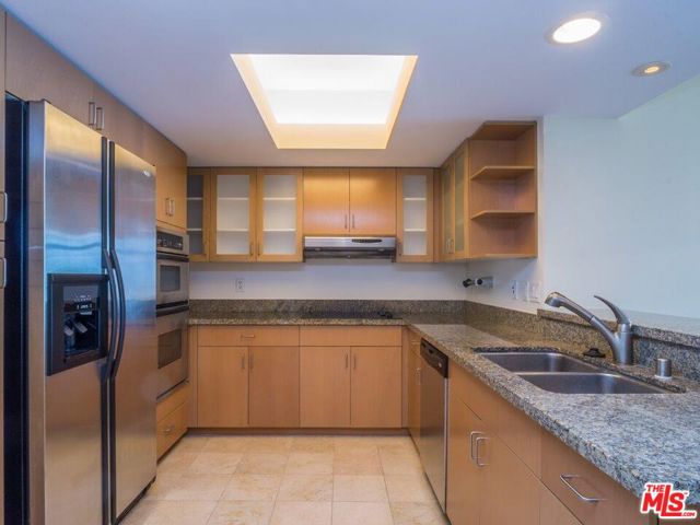 13700 Marina Pointe Drive, 420 photo 5
