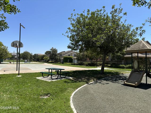 237 Spurwood Lane, Simi Valley CA: https://media.crmls.org/mediaz/102929fc-996e-4ced-8e4f-94ee843f47ab.jpg