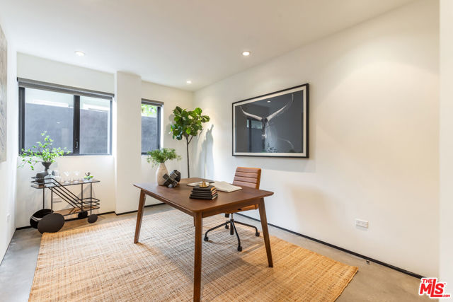 520 Broadway Street, Venice CA: https://media.crmls.org/mediaz/102a5697-95e1-4e74-883f-a860a12eee4c.jpg