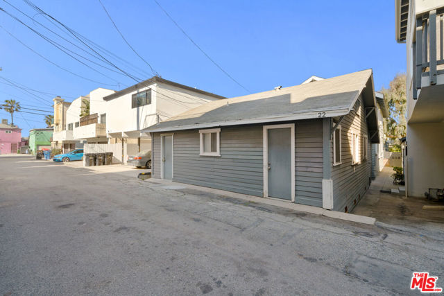 22 20th Avenue, Venice CA: https://media.crmls.org/mediaz/102b3ce1-7609-4a59-9c47-44bf00141471.jpg
