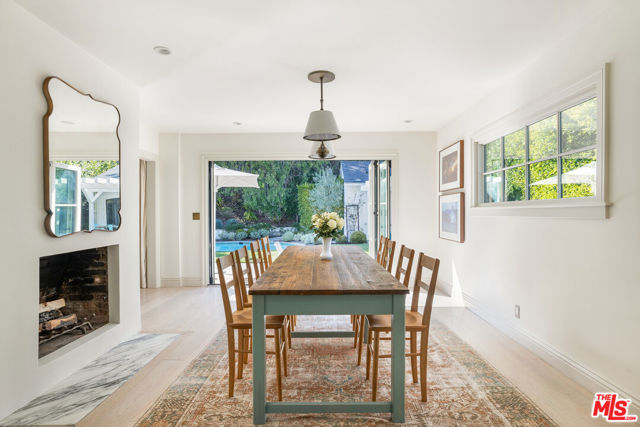 1801 San Ysidro Drive, Beverly Hills CA: https://media.crmls.org/mediaz/102b3e74-70ca-498b-820f-70c5ed6f6cce.jpg
