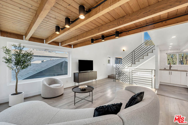 24 20th Avenue, Venice CA: https://media.crmls.org/mediaz/102b566d-0132-4ffa-8464-384cdd621d58.jpg