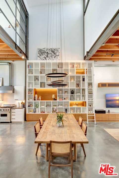 25 Brooks Avenue, Venice CA: https://media.crmls.org/mediaz/102b61ba-6248-4e97-8895-f2194e8ca1b0.jpg