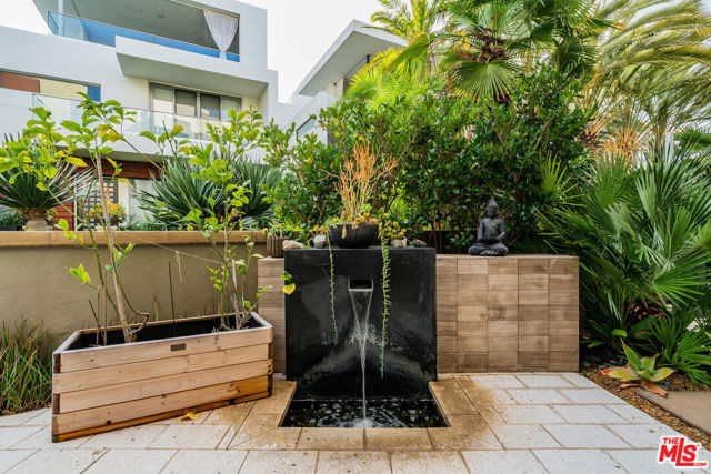 5929 Coral Place, Playa Vista CA: https://media.crmls.org/mediaz/102bb8dc-8443-49ed-8b67-287d48994b87.jpg