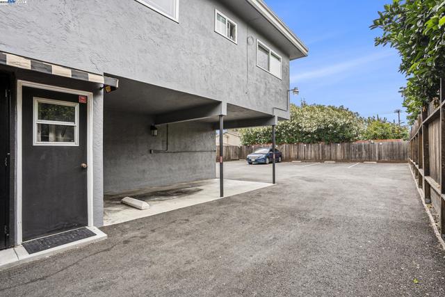 341 Castro St, San Leandro CA: https://media.crmls.org/mediaz/102bf2ec-cfb4-4f0b-a721-6fb2514c5f4b.jpg
