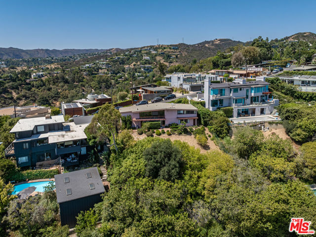 924 Stonehill Lane, Los Angeles CA: https://media.crmls.org/mediaz/102e5276-8bec-4def-b0fb-4a657ce728e5.jpg