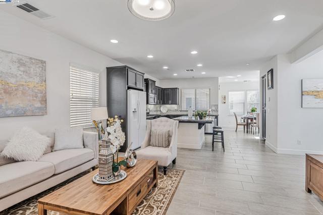 705 Cannery Pl, San Jose CA: https://media.crmls.org/mediaz/102f2233-661b-4d8f-bacd-794526b5aec7.jpg