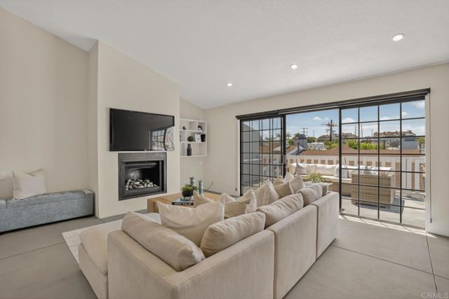 Detail Gallery Image 12 of 55 For 2021 Carnegie Ln #APT 7,  Redondo Beach,  CA 90278 - 3 Beds | 2/1 Baths