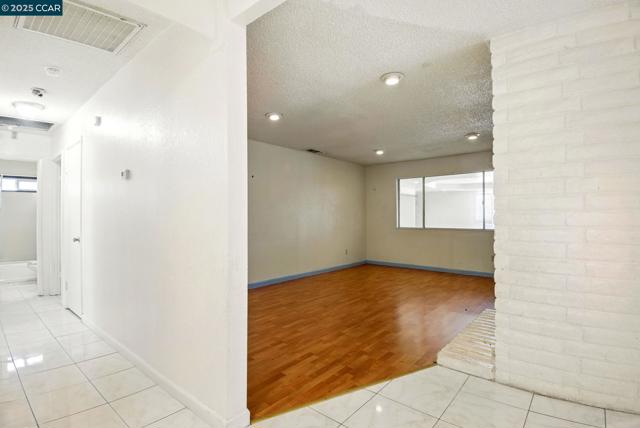 9121 Eaglepoint Ln, Stockton CA: https://media.crmls.org/mediaz/102ff76c-4853-4b27-9272-e2e9a761f672.jpg