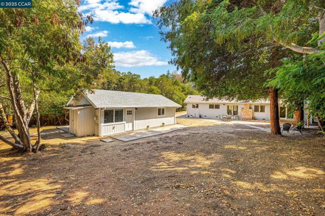 40 Loma Vista, Walnut Creek CA: https://media.crmls.org/mediaz/1030285c-323c-44dd-88db-a603a2c4c10b.jpg