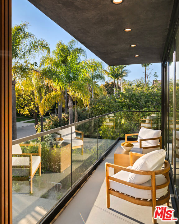 615 23rd Street, Santa Monica CA: https://media.crmls.org/mediaz/10316257-4b3d-4aef-90d8-7e7568ede011.jpg