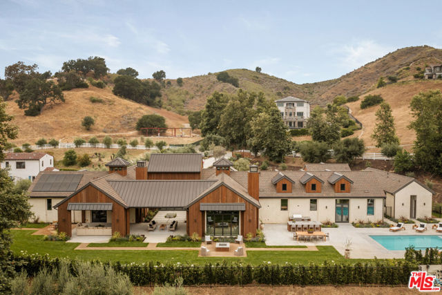 26719 Mulholland Highway, Calabasas CA: https://media.crmls.org/mediaz/1031c709-dbc2-49ad-afac-fad630afb565.jpg