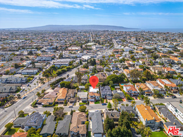 1756 Ruhland Avenue, Manhattan Beach CA: https://media.crmls.org/mediaz/10324ebf-33d1-4ba0-ba59-a7461ff82ef4.jpg