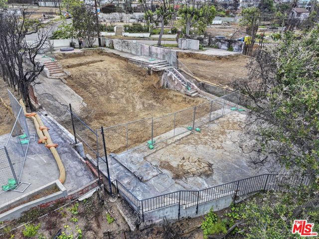 595 Radcliffe Avenue, Pacific Palisades CA: https://media.crmls.org/mediaz/1032b558-e253-405c-b529-329c8285b563.jpg