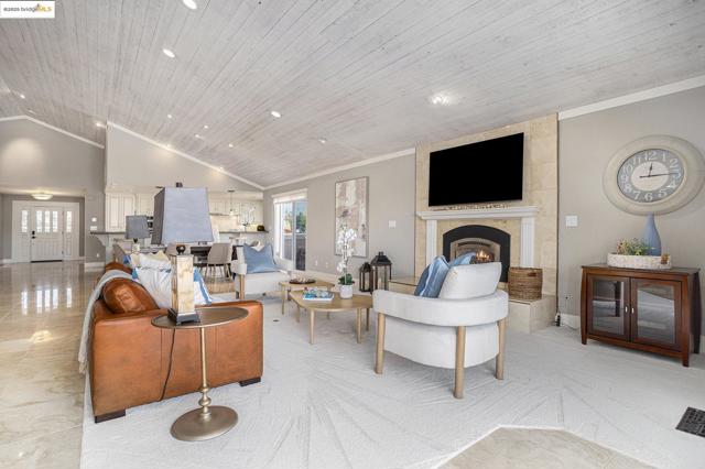 737 Willow Lake Rd, Discovery Bay CA: https://media.crmls.org/mediaz/10331280-fed8-4b2e-b5d1-999d3b1390ec.jpg