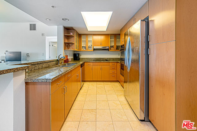 13700 Marina Pointe Drive, Marina del Rey CA: https://media.crmls.org/mediaz/10335383-507d-446e-8d67-e9460111d24d.jpg