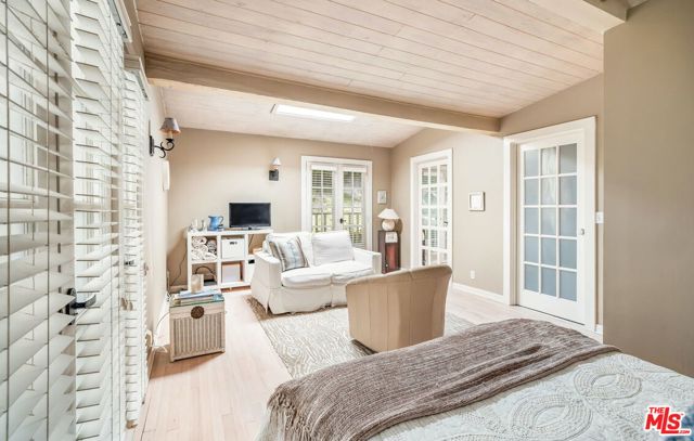 1315 N Beverly Glen Boulevard, Los Angeles CA: https://media.crmls.org/mediaz/10339dc0-11bb-4df9-a4f7-d203c2fcff9b.jpg
