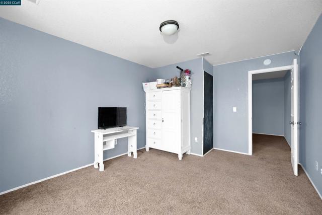 1974 Paradise Valley Ct, Tracy CA: https://media.crmls.org/mediaz/1034225f-26bd-47a8-81c2-2c561d9f18e4.jpg