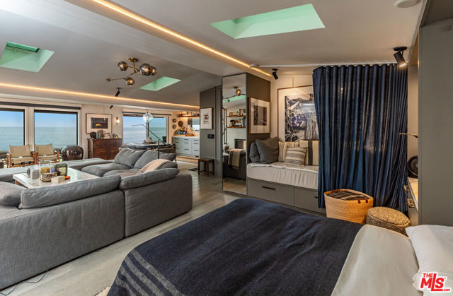 20762 Pacific Coast Highway, Malibu CA: https://media.crmls.org/mediaz/10349f28-78a4-4ac6-b8d8-45e2da1208c7.jpg