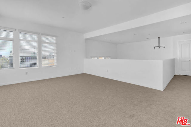 4050 GLENCOE Avenue, Marina del Rey CA: https://media.crmls.org/mediaz/10351f91-5a5e-4870-a43e-fd799f290a28.jpg
