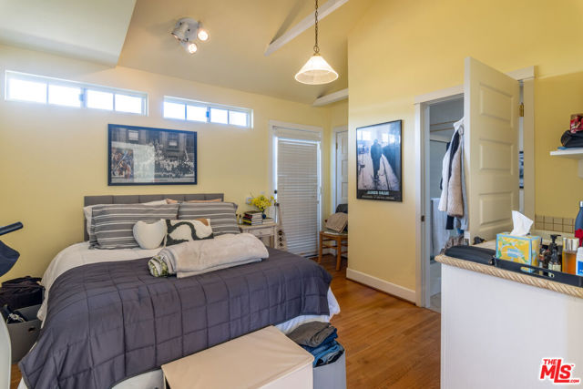 880 WELLESLEY Avenue, Los Angeles CA: https://media.crmls.org/mediaz/10353d62-ef65-4177-8bd1-f960cf6a56a8.jpg