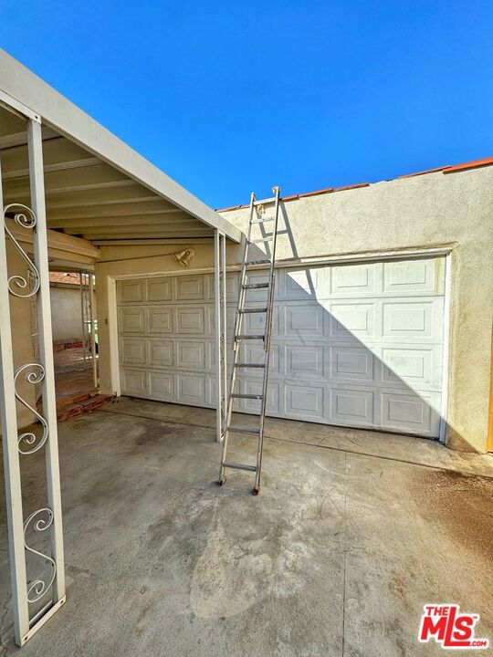 619 Elm Avenue, Inglewood CA: https://media.crmls.org/mediaz/10354c84-9a75-496e-a4d0-b12acda0476a.jpg