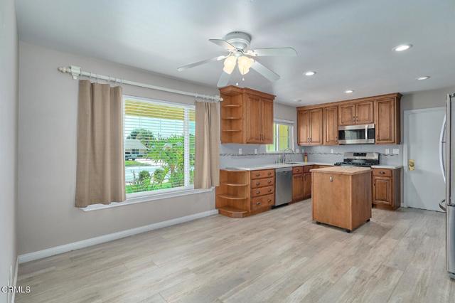 1209 Rosewood Avenue, Camarillo CA: https://media.crmls.org/mediaz/1036bba6-70ac-44de-9f47-2ff2346b879f.jpg