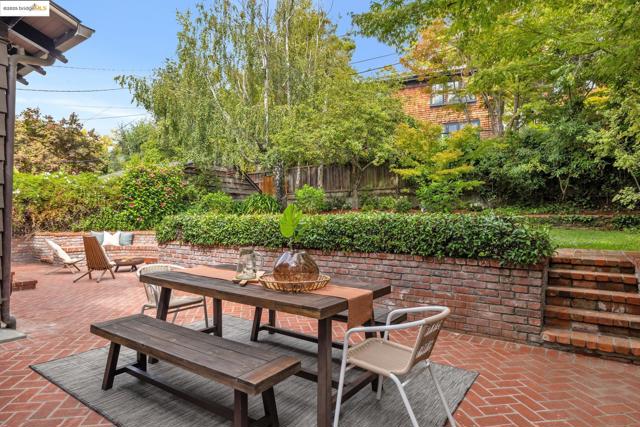 118 Hillside Ave, Piedmont CA: https://media.crmls.org/mediaz/1037b1ec-1438-4c89-b089-f2400e6ed2e9.jpg