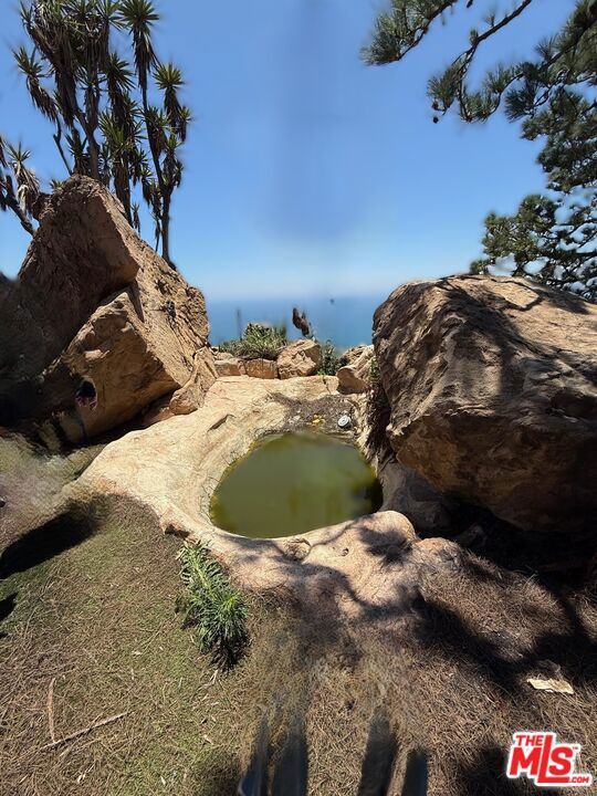 20540 Pinnacle Way, Malibu CA: https://media.crmls.org/mediaz/10386781-3ff7-4b40-a25e-887f5cc3abdd.jpg
