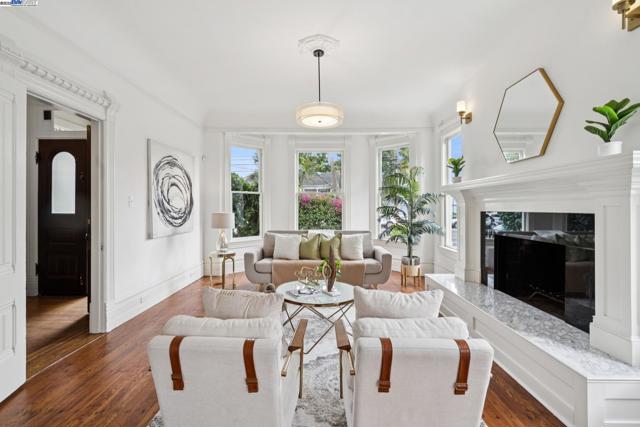 2120 Encinal Ave, Alameda CA: https://media.crmls.org/mediaz/1038ab05-abd2-4f36-a7c2-f727d10378a5.jpg