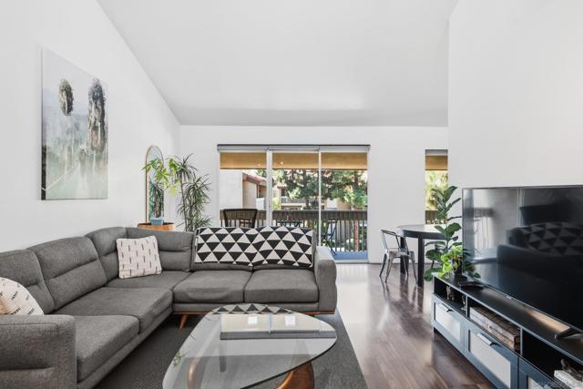 1885 Diamond St, San Diego CA: https://media.crmls.org/mediaz/103907ea-19fb-4574-b8b6-274c1e70dde3.jpg