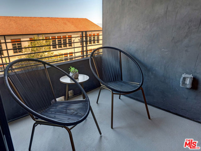 338 N Mariposa Avenue, Los Angeles CA: https://media.crmls.org/mediaz/103a4a76-fe42-46c4-aada-0ba8865224d9.jpg