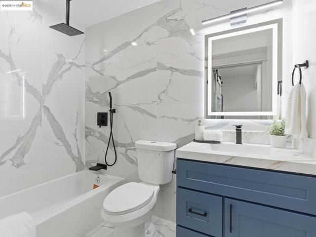 3274 Encinal Ave, Alameda CA: https://media.crmls.org/mediaz/103a4f14-eaad-452b-b177-de924a978fa5.jpg