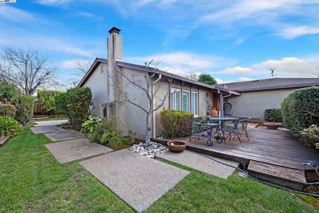 576 Emerald St, Livermore CA: https://media.crmls.org/mediaz/103aa358-c4d5-401c-bb16-264a48224260.jpg