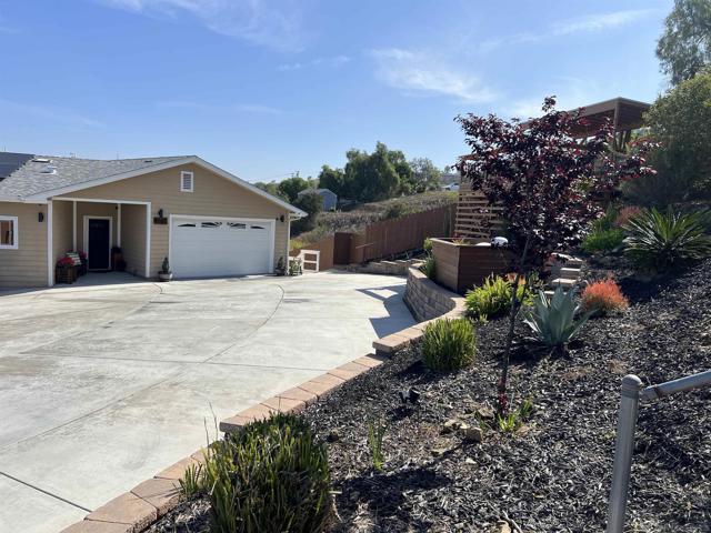 9180 Tokaj Ln, Spring Valley CA: https://media.crmls.org/mediaz/103ac789-f7ab-48c8-b9ed-89ebdcf7903b.jpg