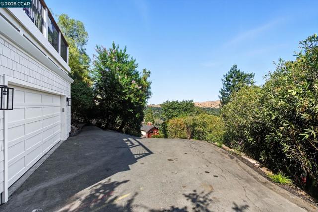 189 Rudgear Drive, Walnut Creek CA: https://media.crmls.org/mediaz/103bd8c7-f1d6-485b-8634-3bb7d5823ce0.jpg