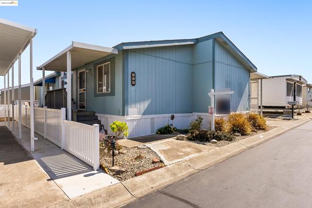 114 Zartop St, Oakley CA: https://media.crmls.org/mediaz/103c3a35-21b8-42c7-9435-a1af5af12c93.jpg