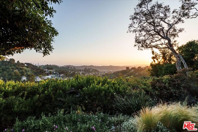 4260 Sea View Lane, Los Angeles CA: https://media.crmls.org/mediaz/103da722-8154-43a2-9c42-f098a5666f56.jpg