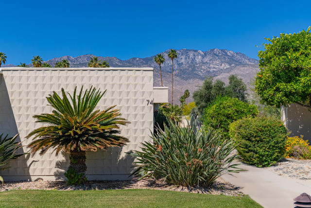 74 Lakeview Drive, Palm Springs CA: https://media.crmls.org/mediaz/103e5453-e549-45a5-a406-22be7feec515.jpg