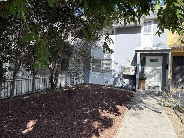989 Palm Cir, Tracy CA: https://media.crmls.org/mediaz/103f42f2-c071-4529-ab96-49e29b3c8081.jpg