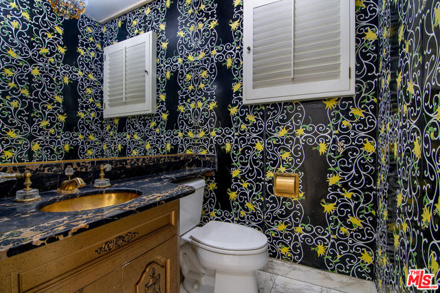 180 N Highland Avenue, Los Angeles CA: https://media.crmls.org/mediaz/103f90f4-9bf5-41e2-89b8-faa0b97994e2.jpg