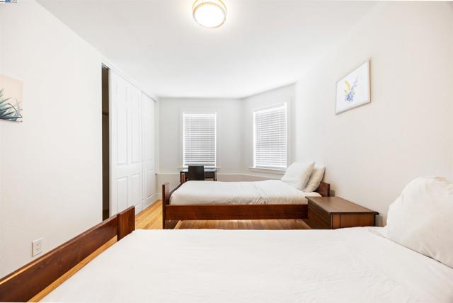 2060 San Antonio Ave, Alameda CA: https://media.crmls.org/mediaz/10424b5d-ba00-4625-b3d4-bab8fa37f1aa.jpg
