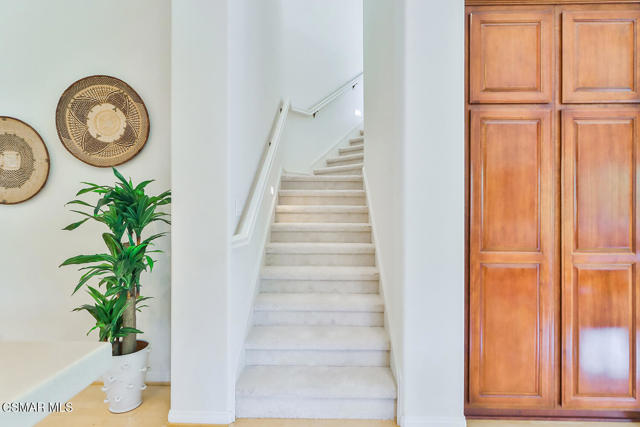 2746 Autumn Ridge Drive, Thousand Oaks CA: https://media.crmls.org/mediaz/1042e024-44ba-45a8-95bd-a95548fdad59.jpg