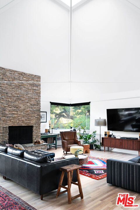 25761 Vista Verde Drive, Calabasas CA: https://media.crmls.org/mediaz/10434b6b-b16c-4ed8-881e-bc0fbff61886.jpg