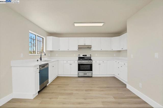 3251 Hyde St, Oakland CA: https://media.crmls.org/mediaz/10439d47-19e3-476e-b8aa-cf6cf9b07eb4.jpg