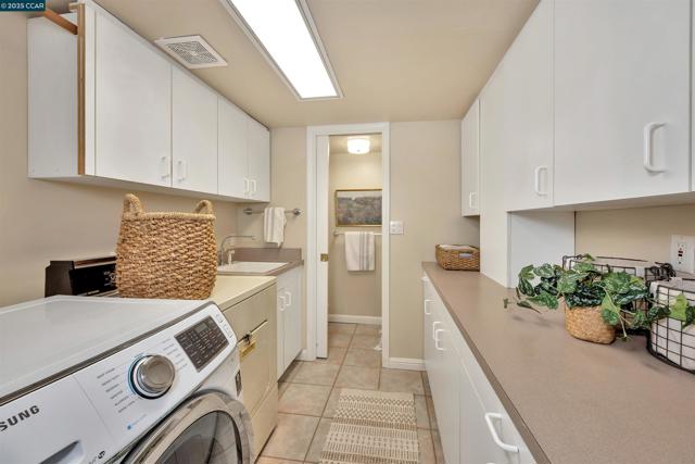 48 Sterling Way, Lafayette CA: https://media.crmls.org/mediaz/1043a188-baf8-4368-8bcd-3c10832ff752.jpg